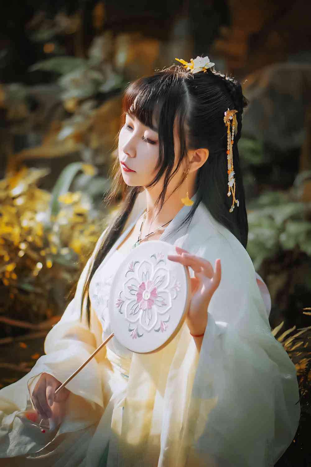 汉服私影 青山绿水,白草红叶黄花