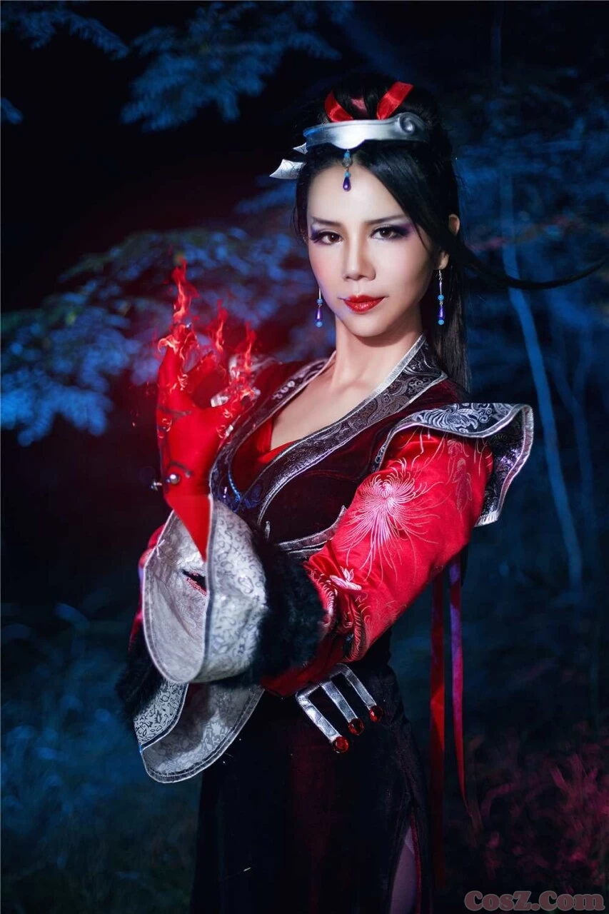 红衣妖女狐狸红魔美少女来袭愿意做她的午餐么?