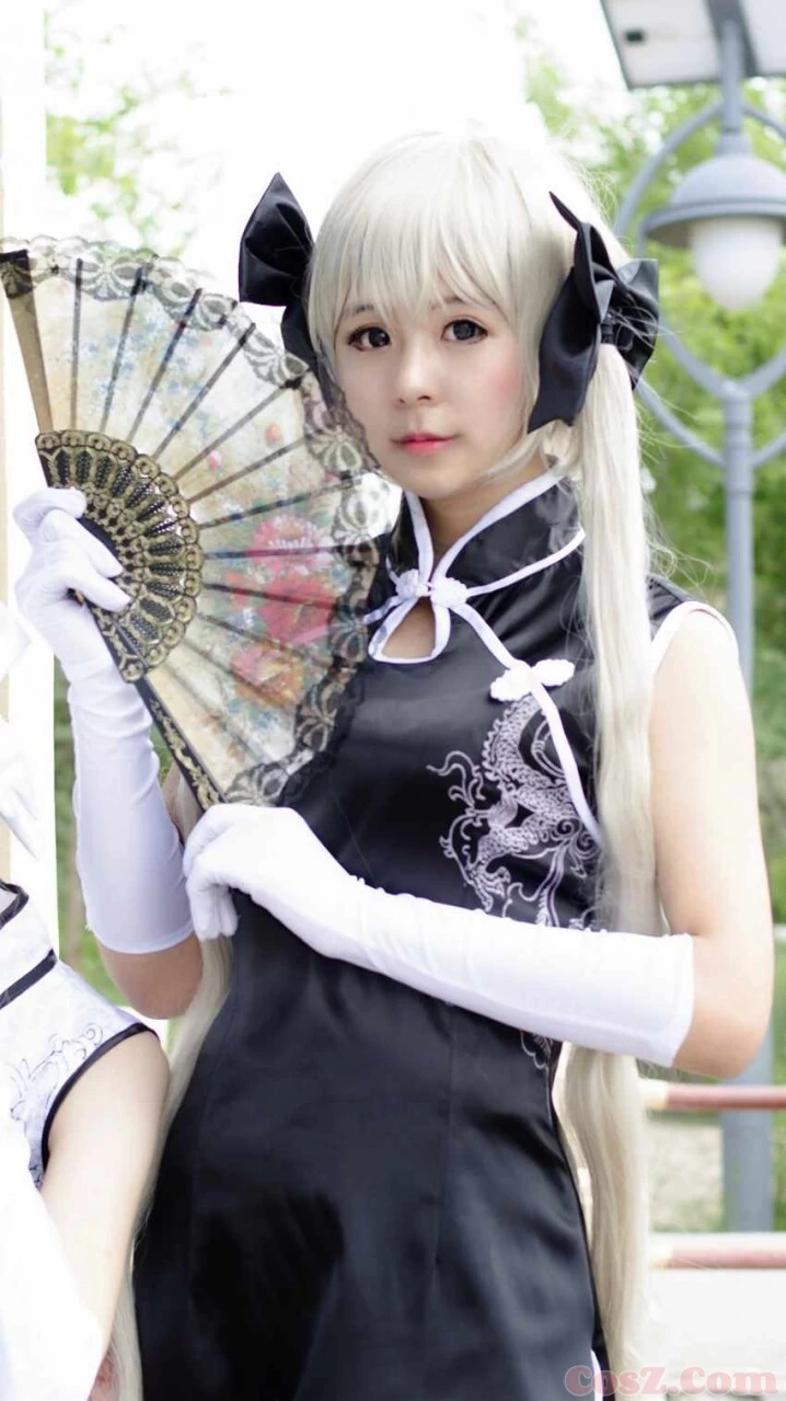 萝莉COS穹妹黑旗袍白丝手套配上黑旗袍难怪这么可爱!