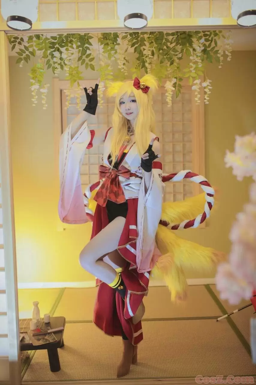 《C站·第316期》一只腿穿黑丝的小猫咪,这种日系居家女仆喜欢么?