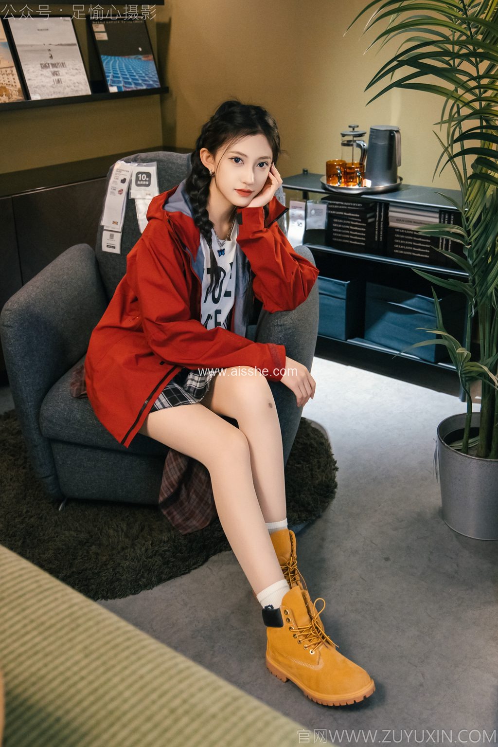 足愉心摄影-第15期:模特可乐(搭配:红色夹克、白T、短裙、马丁靴、肉丝色袜、白棉袜)(完整版)